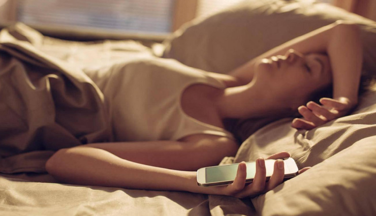 क्या आप भी सुबह उठते ही मोबाइल पर डालते हैं पहली नजर, जानें इसके नुकसान 