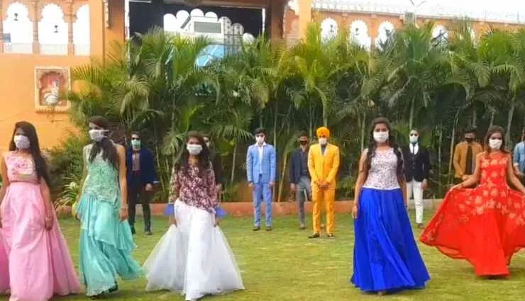 coronavirus,rajasthan,udaipur,mask,models,catwalk,weird news