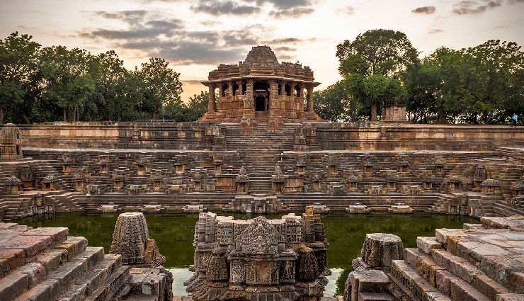 historical places in gujarat,must-visit places in gujarat,dwarkadhish temple,laxmi vilas palace,modhera sun temple,rani ki vav,dholavira heritage site,prag mahal bhuj,aina mahal bhuj,sabarmati ashram,champaner-pavagadh archaeological park,kirti temple porbandar