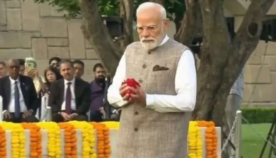 राजघाट पर बापू को नमन, विजयघाट पर शास्त्री जी को श्रद्धांजलि; PM मोदी बोले– गांधीजी के आदर्शों ने मानवता को नई राह दिखाई