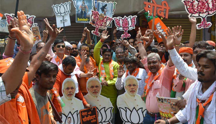 उत्तर प्रदेश लोकसभा चुनाव रिजल्ट 2019 LIVE:- अमेठी में हार मानने के बाद प्रेस कॉन्फ्रेंस में 
बोले राहुल गांधी, 'अमेठी का प्यार से ख्याल रखें स्मृति इरानी। मेरी 
शुभकामनाएं उनको'