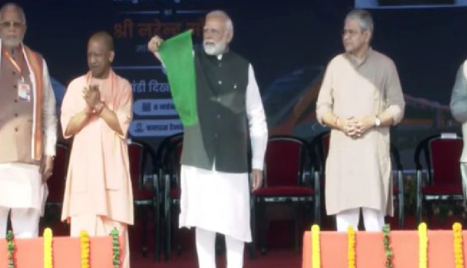 नई रफ्तार, नया सफर: चार रूट्स पर दौड़ीं वंदे भारत ट्रेनें, पीएम मोदी बोले – ‘भारत की प्रगति की नई पहचान’