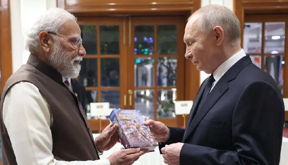PM मोदी ने पुतिन को भेंट की रूसी भाषा में लिखी गीता, गर्मजोशी भरे स्वागत पर क्रेमलिन की खास प्रतिक्रिया