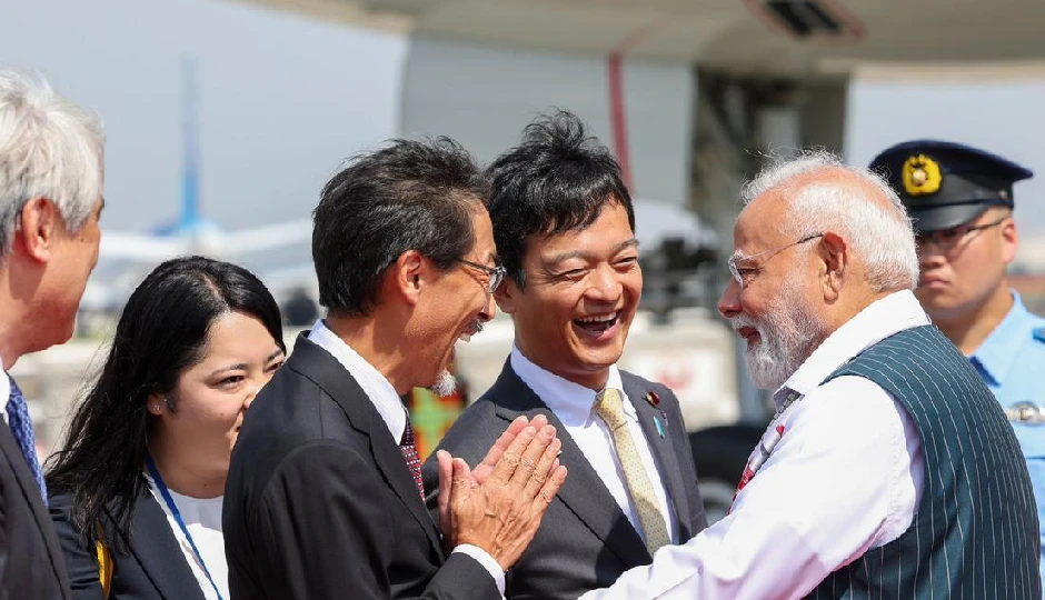 पीएम मोदी जापान पहुंचे, भारतीय समुदाय ने गर्मजोशी से किया स्वागत