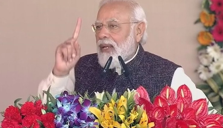 'लाल टोपी ट्वीट' पर गरमाई सियासत, विपक्ष ने बोला जोरदार हमला - हैरानी नहीं होगी अगर वह लाल किला का नाम बदलकर काला किला कर दें 