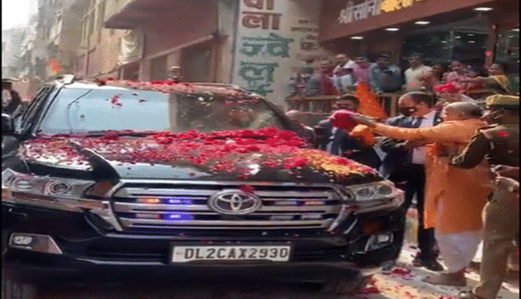 PM मोदी ने काशी के लिए तोड़ दिए सारे प्रोटोकॉल, भीड़ में बुजुर्ग से बंधवाई केसरिया पगड़ी, देखें Video