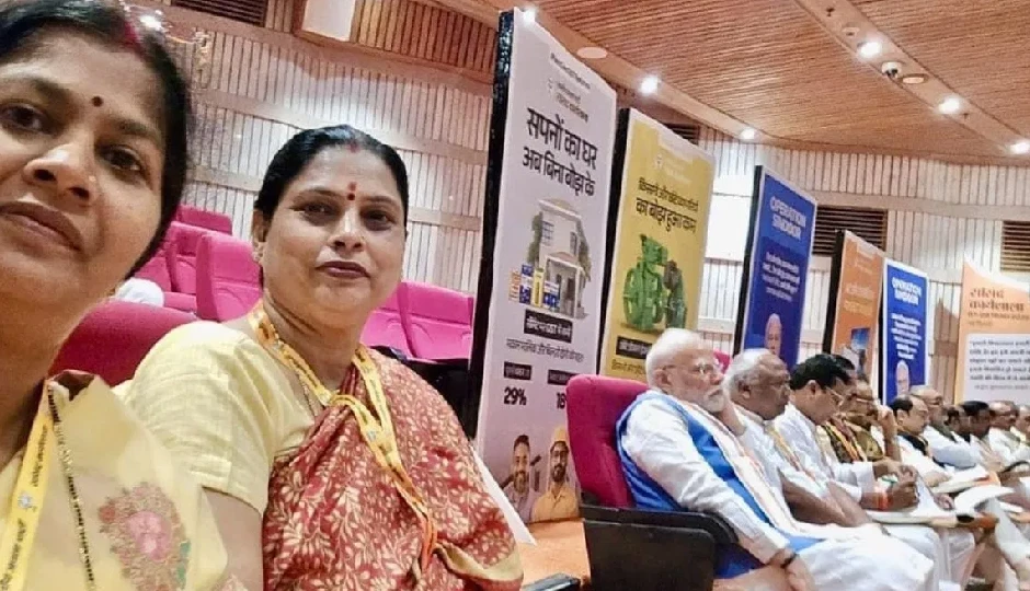 पीएम मोदी पिछली पंक्ति में बैठे दिखे, सांसद रवि किशन ने साझा की तस्वीर और कही ये बात