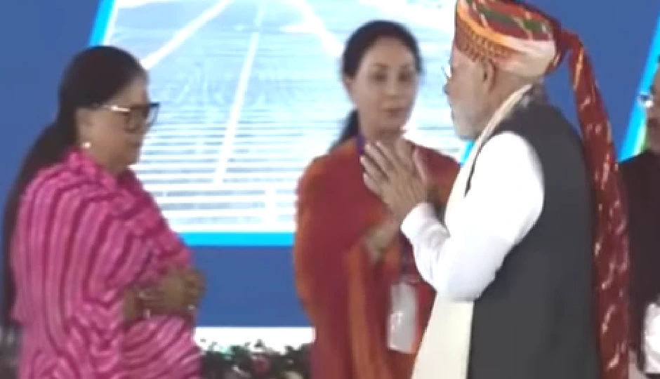 बांसवाड़ा में बदले अंदाज़ में दिखे पीएम मोदी, वसुंधरा राजे संग मंच पर बातचीत ने खींचा ध्यान
