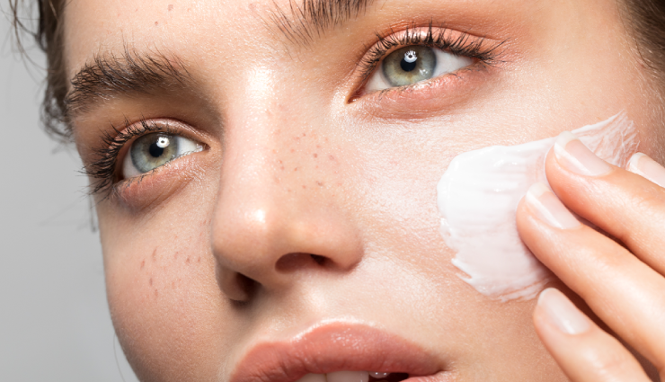 makeup tips for mature skin,beauty tips for women over 40,age-appropriate makeup techniques,flattering makeup for over 40s,enhancing mature skin with makeup,makeup dos and donts for older women,anti-aging makeup tips,makeup for a youthful appearance,skincare-infused makeup routines,elegant makeup for mature women