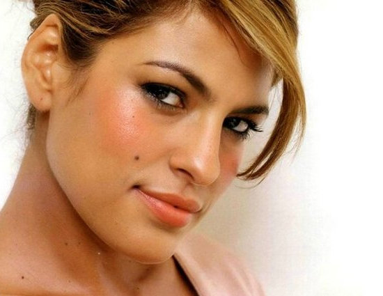 तिल चेहरे की सुन्दरता तो बढाते ही हैं साथ में भविष्य के कई राज़ भी खोलतें है, जाने कैसें