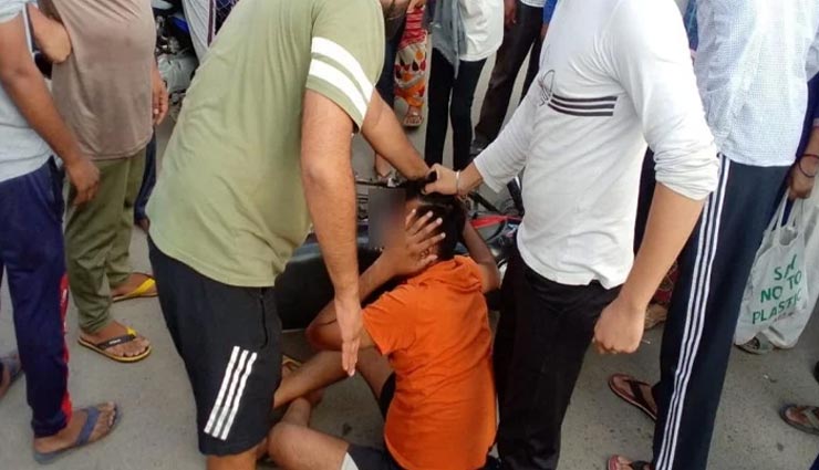 उत्तरप्रदेश : मनचले ने की युवतियों के साथ छेड़छाड़, बहनों ने युवक को बाइक से गिराकर की जमकर पिटाई
