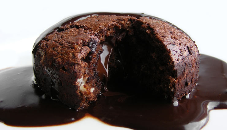 सिर्फ 15 मिनट में तैयार करें बेहद स्वादिष्ट 'मोल्टन चॉकोलेट एन्ड पीनट बट्टर लावा केक' #Recipe