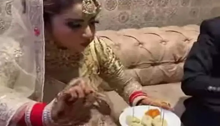 शादी के दिन दुल्हन ने मजे से खाए मोमोज, बार-बार देखा जा रहा वीडियो
