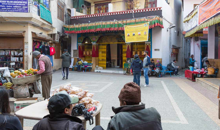 want to have the best taste of momos in delhi head towards these places,holiday,travel,tourism