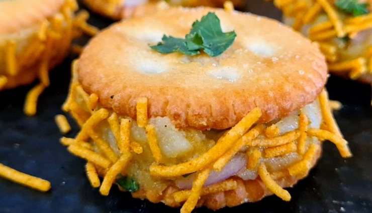 monaco biscuit recipes,easy recipes with monaco biscuits,creative snacks with monaco biscuits,no-bake monaco biscuit cake,quick monaco biscuit canapés,monaco chaat recipe,monaco biscuit sandwiches,easy bhel with monaco biscuits,simple party snacks ideas,fun recipes with monaco biscuits