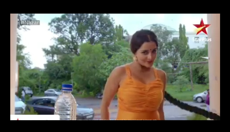 मोनालिसा ने पूरा किया #BottleCapChallenge, चोटी से खोला ढक्कन, देखे वीडियो