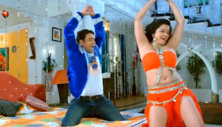 मोनालिसा ने दिखाई अपनी अदाएं, देख झूमने लगे निरहुआ, वीडियो ने लगाई आग