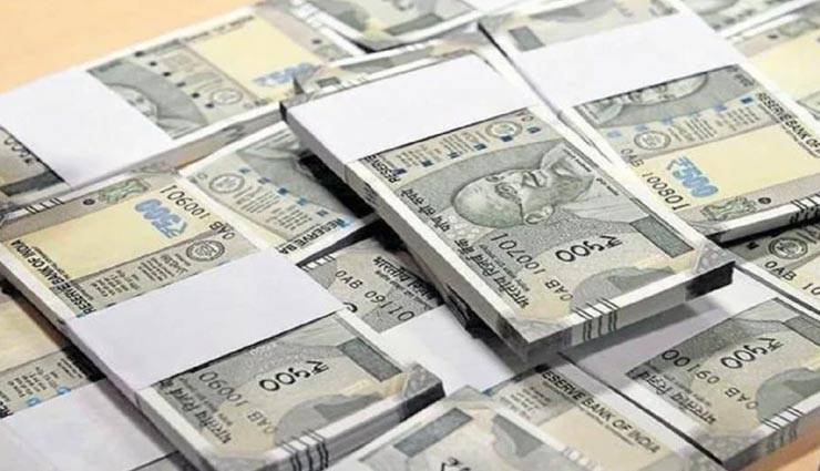 ट्रंक में रखे लाखों रुपये बने रद्दी, पूरा मामला कर देगा आपको हैरान