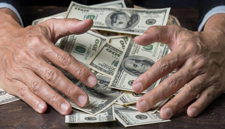 रिश्तों से ज्यादा धन-दौलत को महत्व देते हैं इन 4 राशियों के जातक, दे सकते हैं कभी भी धोखा