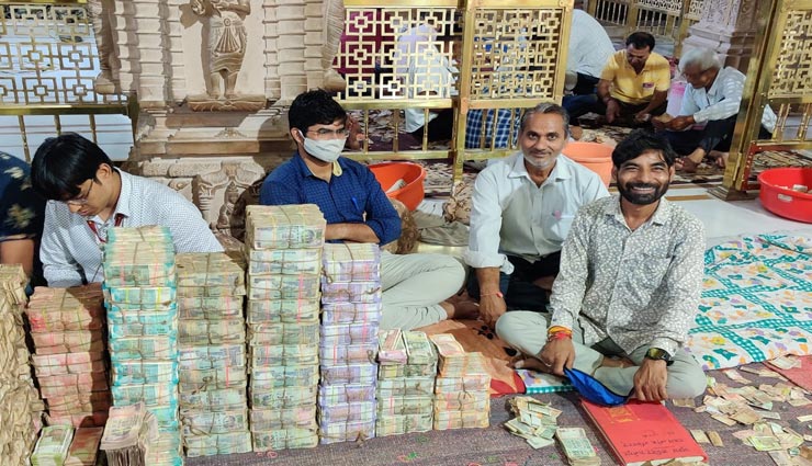 चित्तौड़गढ़ : अभी तक पूरी नहीं हो पाई शनिवार से जारी सांवलियाजी के चढ़ावे की गिनती, मिल रहे अनूठे चढ़ावे