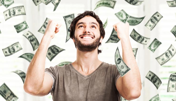 जीवन में धन के आने का संकेत देते है ये सपने, जानें इनके बारे में