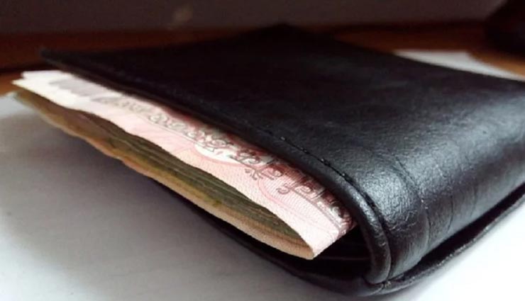 आज से ही अपने पर्स में रखें ये 4 चीजें, कभी नहीं होगी पैसों की कमी
