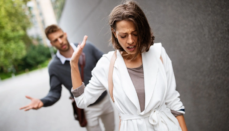 signs of a controlling boyfriend,emotionally controlling relationship,toxic love signs,emotional manipulation in relationships,how to spot control in a relationship,subtle signs of emotional abuse,possessive boyfriend behavior,toxic relationship warning signs,unhealthy romantic gestures,emotional abuse red flags,signs of manipulation in love