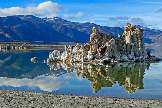 lakes around the world,beautiful lakes in the world,plitvice lakes,croatia,spotted lake,canada,the dead sea,jordan,mono lake,california,lake malawi,tanzania