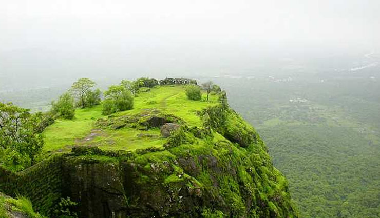 बारिश का मज़ा ले अपने पार्टनर के साथ इन 7 जगहों पर घूम कर