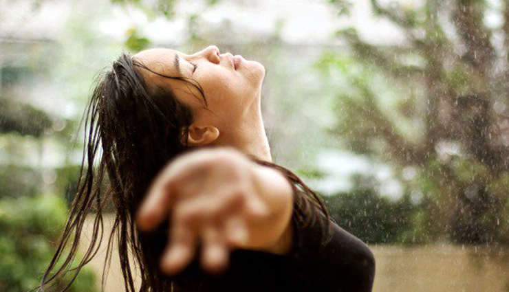 बारिश में नहाने के इन फायदों को जान आप भी नहीं रोक पाएंगे खुद को बौछार में भीगने से!