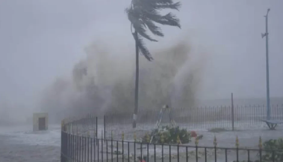आंध्र प्रदेश में मोंथा का कहर: 100 किमी की रफ्तार से टकराया समुद्री तूफान, एक की मौत, कई ट्रेनें रद्द