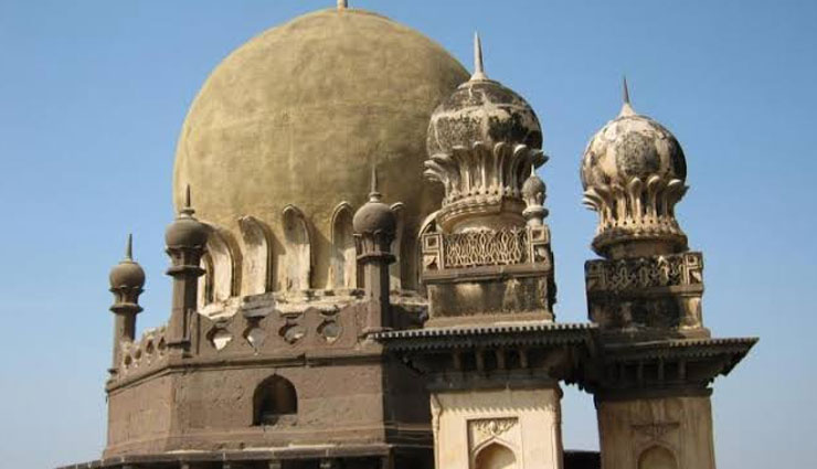 bijapur,bijapur historical monuments,places to visit in bijapur,gol gumbaz,ibrahim rouza,bijapur fort,jama masjid,bara kaman
