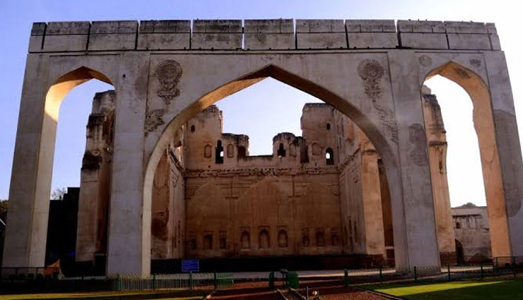 bijapur,bijapur historical monuments,places to visit in bijapur,gol gumbaz,ibrahim rouza,bijapur fort,jama masjid,bara kaman