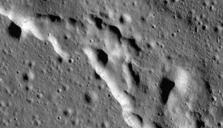 moon is shrinking,lunar quakes,nasa,lunar reconnaissance orbiter content