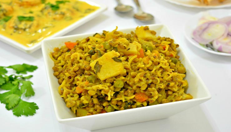 हल्के भोजन में बनाए मसालेदार 'मूंग दाल की खिचड़ी' #Recipe