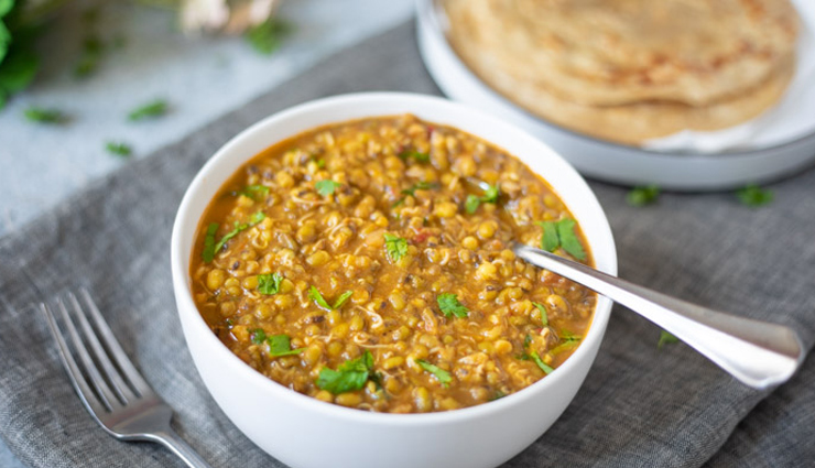 moong sprouts coconut vegan curry,hunger struck,food,easy recipe