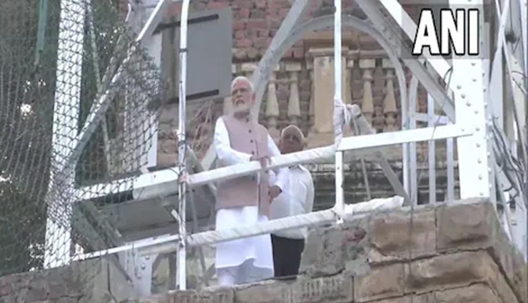 मोरबी पुल हादसा: घटनास्थल पर पहुंचे प्रधानमंत्री नरेंद्र मोदी, देखें Video