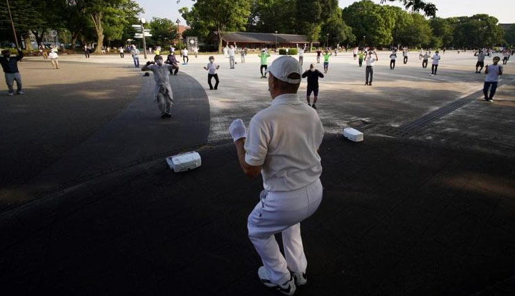 japanese healthy habits,morning habits from japan,forest bathing benefits,mugicha tea health benefits,japanese taiso exercise,ganbanyoku hot stone bath,healthy morning routines,okara breakfast benefits,japanese longevity secrets,japanese wellness tips