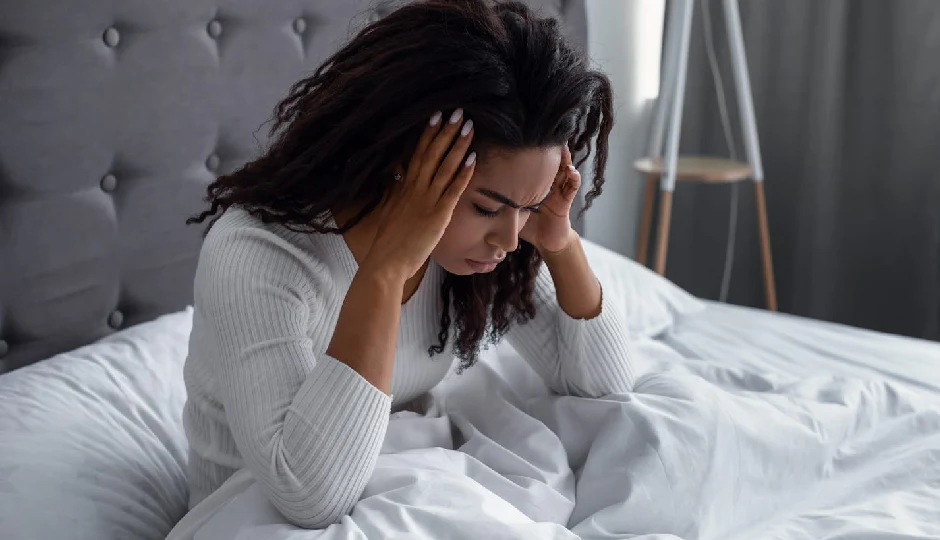 सुबह आंख खुलते ही सिर में तेज दर्द? एक्सपर्ट्स से समझें इसके पीछे की असली वजह