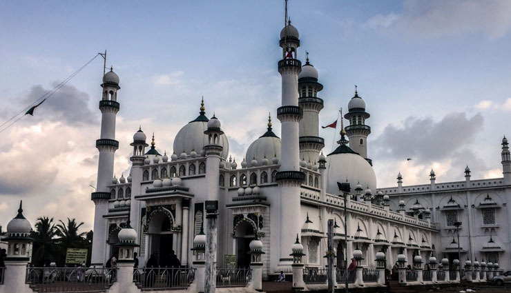 largest mosques,largest mosques in india,india,jama masjid,delhi,taj ul masajid,bhopal,mecca masjid,hyderabad,jama masjid,agra,jamia masjid,srinagar