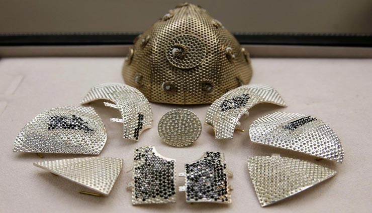 इस 'गोल्ड मास्क' की कीमत जान ही उड़ जाएंगे आपके होश