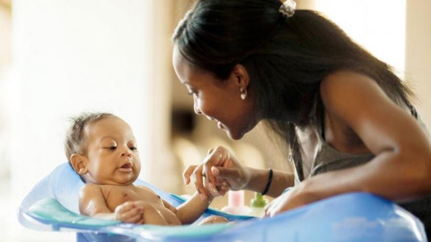 माँ ने अपने बच्चे को गोरा करने के लिए आजमाया खूंखार तरीका, जानकर पैरों तले जमीन खिसक जाएगी mother scrubbed child skin