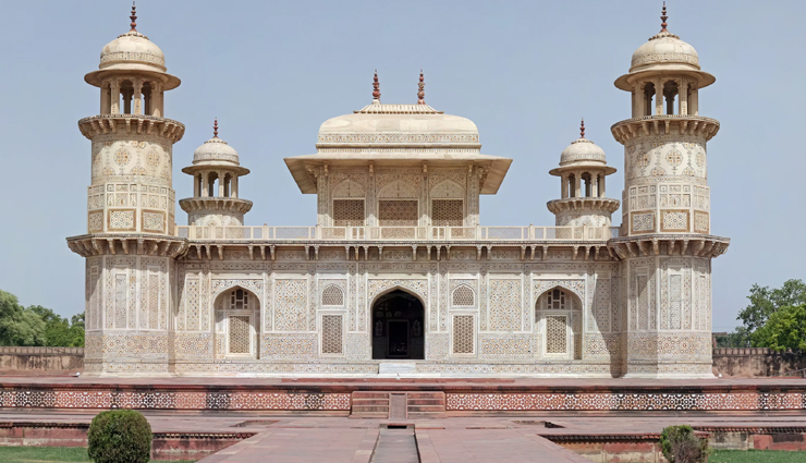 iconic mosques of india,historical mosques in india,famous mosques in india,guide to mosques in india,exploring indian mosques,religious sites in india,indian architecture and mosques,tourist attractions in india,cultural heritage sites in india,spiritual destinations in india