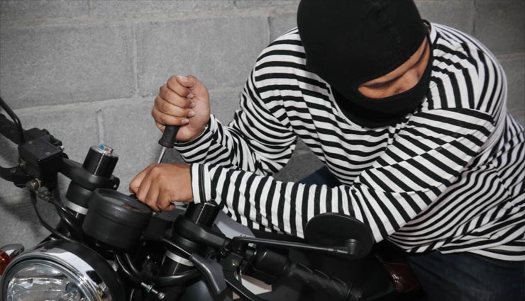 जयपुर : घर के अंदर खड़ी बाइक ही हो गई चोरी, मैन गेट का ताला तोड़कर घुसे बदमाश