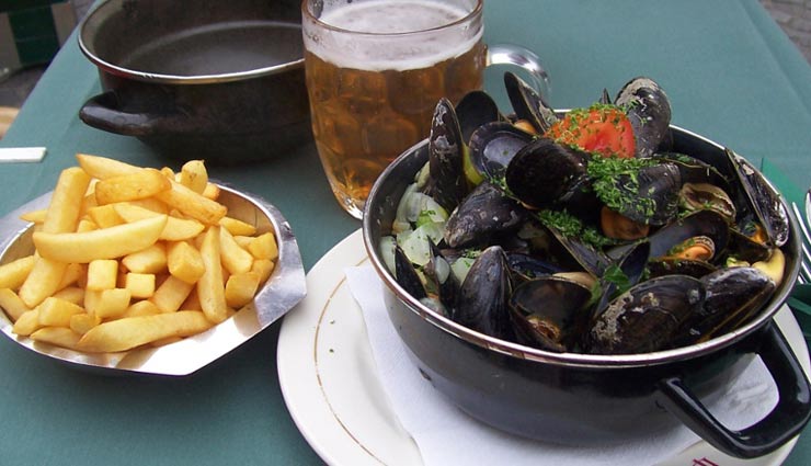 brazil,belgium,australia,most iconic food from the world,best food around the world,meat pie,moules frites,pudim,greece,spanakopita,finland,squeaky cheese