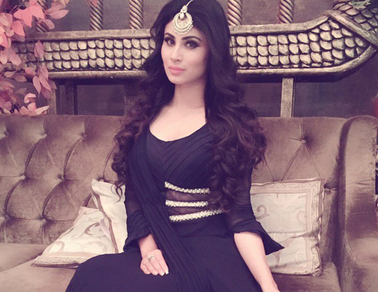 एशा गुप्ता के साथ मस्ती करती नज़र आई मॉनी रॉय 