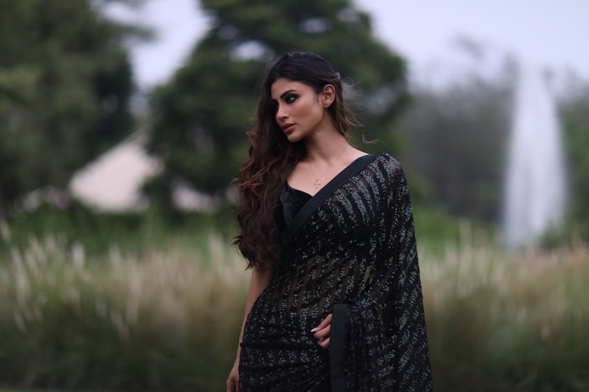 mouni roy,mouni roy black saree,mouni roy in black saree,mouni roy hot photos,mouni roy latest photoshoot,entertainment
