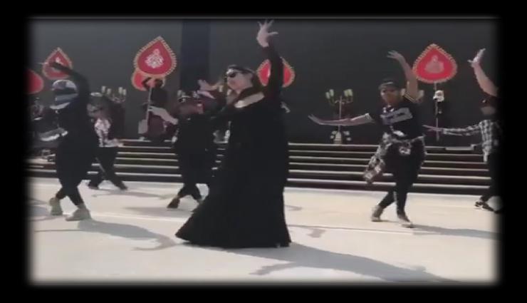 VIDEO - ब्लैक रंग के अनारकली सूट में स्टेज पर जलवे बिखेरती नजर आई मौनी रॉय