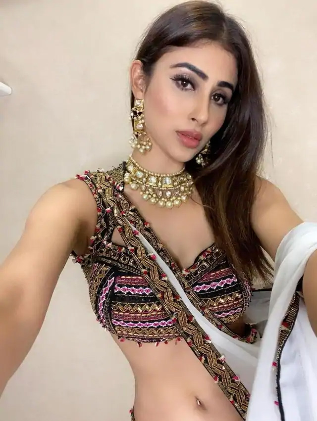 mouni roy,mouni roy in white saree,mouni roy latest photoshoot,mouni roy fashion,mouni roy news