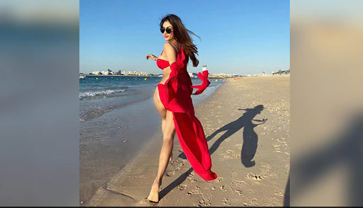 समंदर किनारे बिकिनी पहन मस्ती करते नजर आई मौनी रॉय, तस्वीरें वायरल